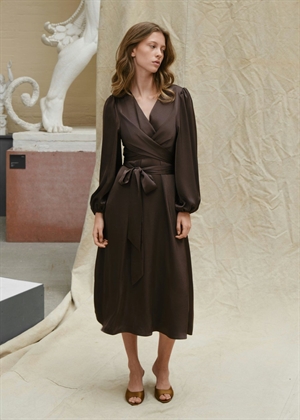 Rimini heavy sateen kjole Dark Brown Neo Noir 